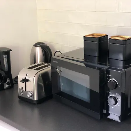 Maisonnette Avec Un Joli Jardin *
