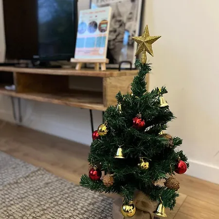 Maisonnette Avec Un Joli Jardin *